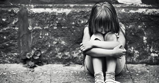 Kız Çocuğu İçine Atıyor, Depresyona Daha Çok Giriyor image