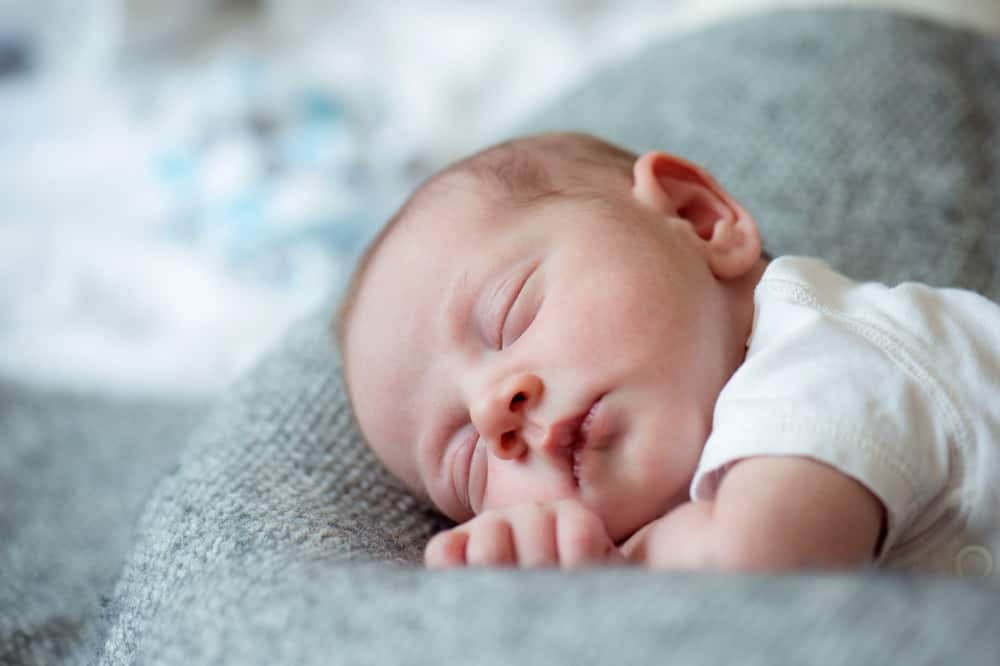 2 Aylık Bebek Gelişimi: Beslenme, Uyku ve Aşı Takvimi
