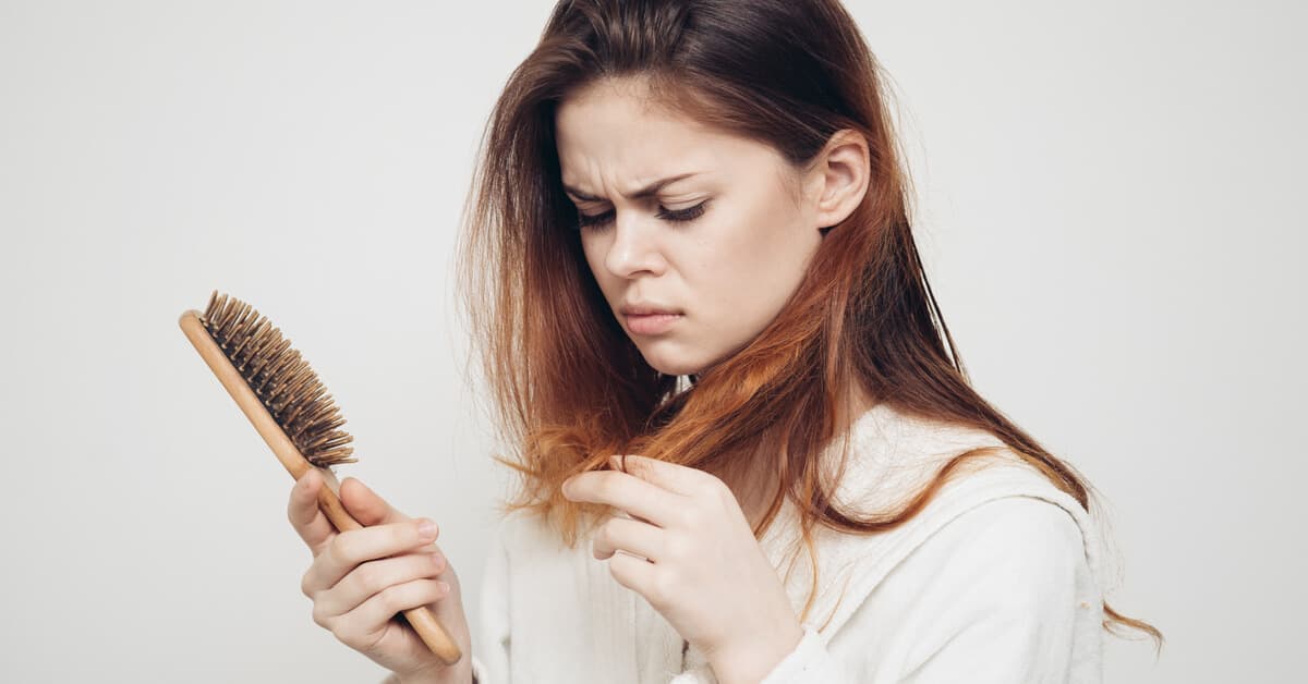 Doğum Sonrası Saç Dökülmesi Neden Olur? Ne İyi Gelir? kapak resmi