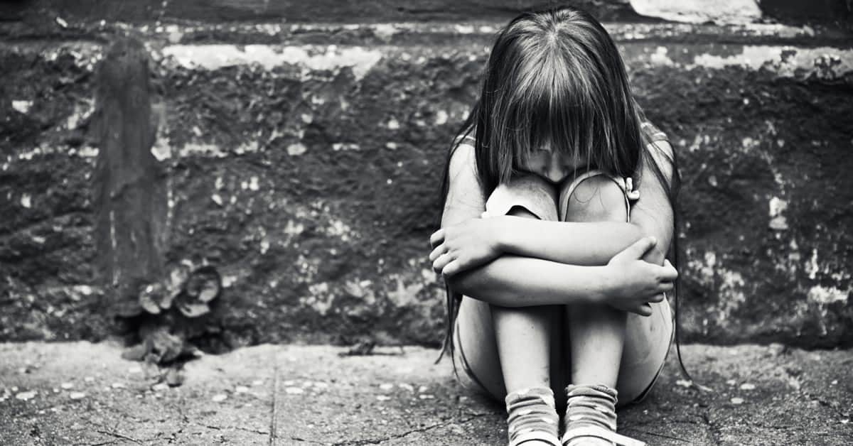 Kız Çocuğu İçine Atıyor Depresyona Daha Çok Giriyor