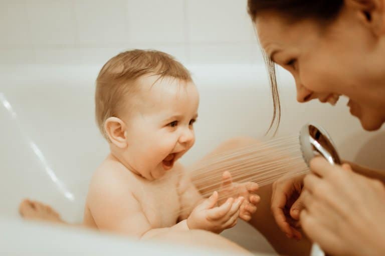 bebeğinizin ilk banyosu