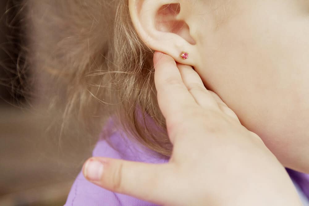 bebeklerde kulak deldirme